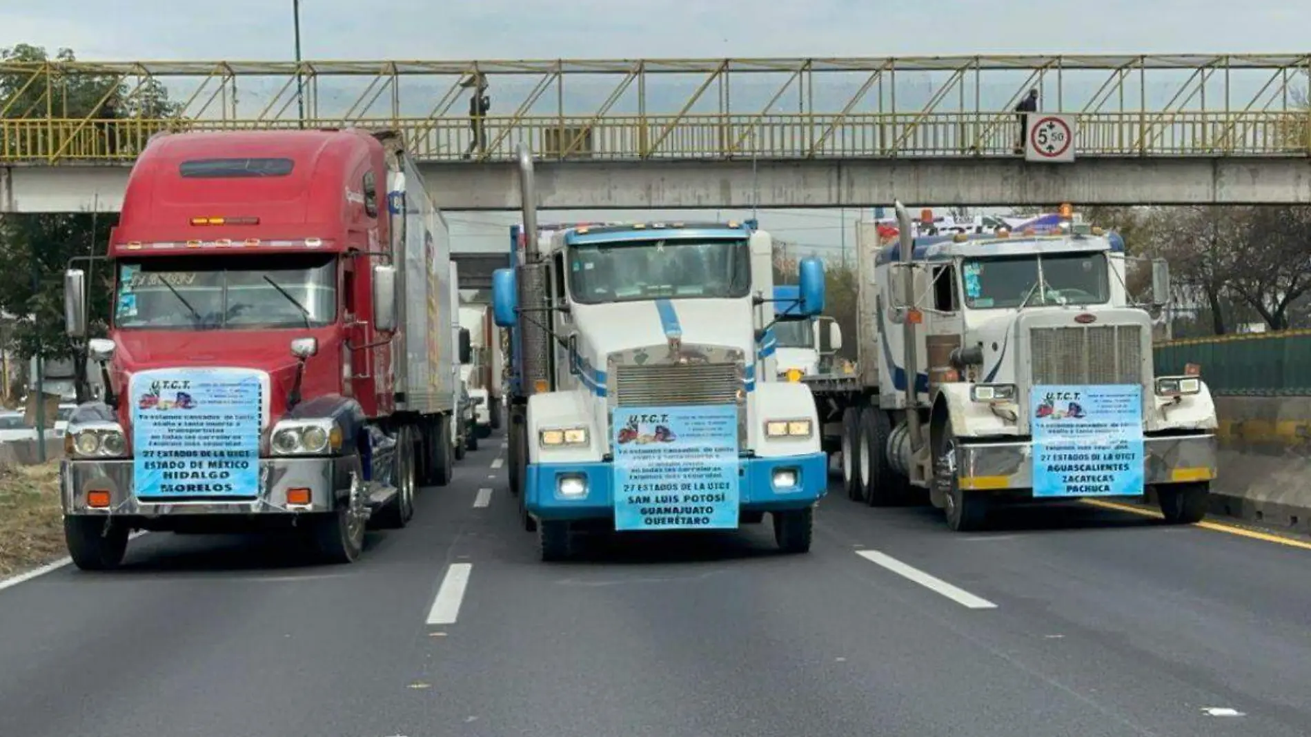 Transportistas protestan en autopista Mexico-Queretaro